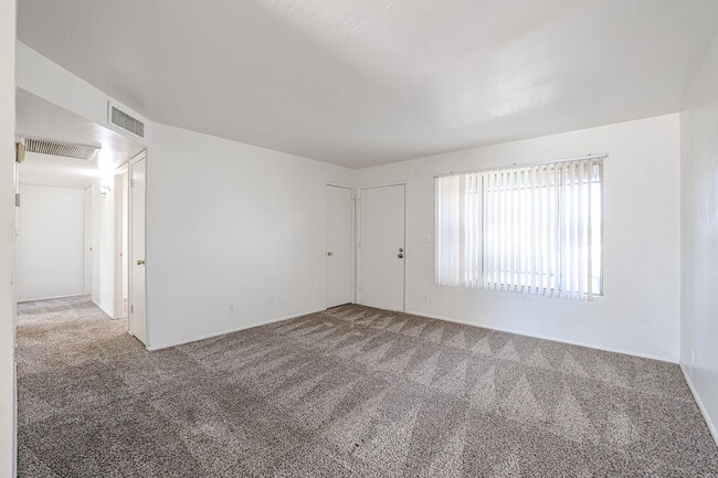 Building Photo - Value priced property in Central Peoria!