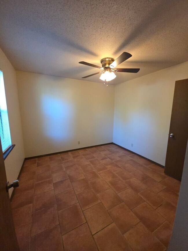 Building Photo - 1022 N Parker Rd