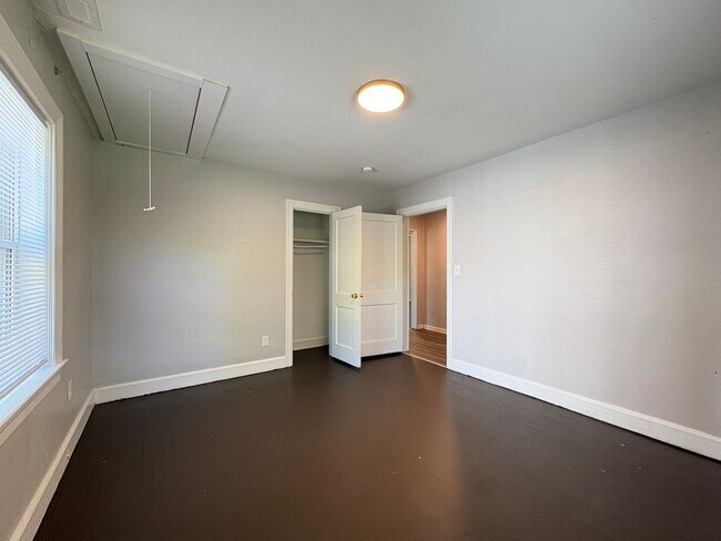 Building Photo - 2 Bedroom, 1 Bathroom House in High Point!