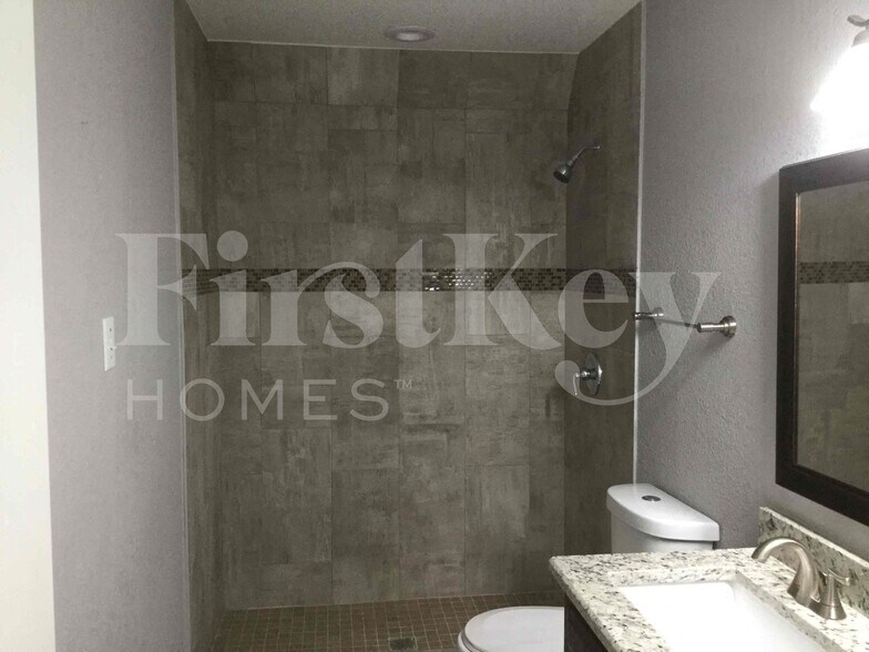 Building Photo - 419 Buckingham Pl