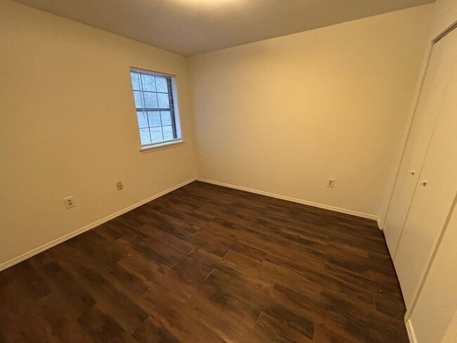 Building Photo - Welcome to this charming 3-bedroom, 2-bathroom home located in the heart of Russellville, AR.