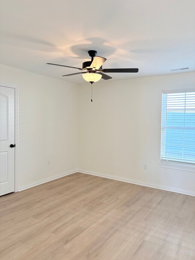 Building Photo - 1307 Helmsdale Ave