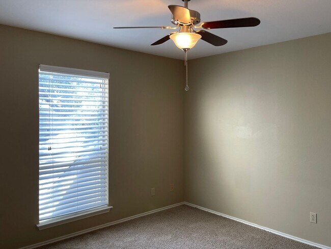 Building Photo - 13731 Oak Pebble