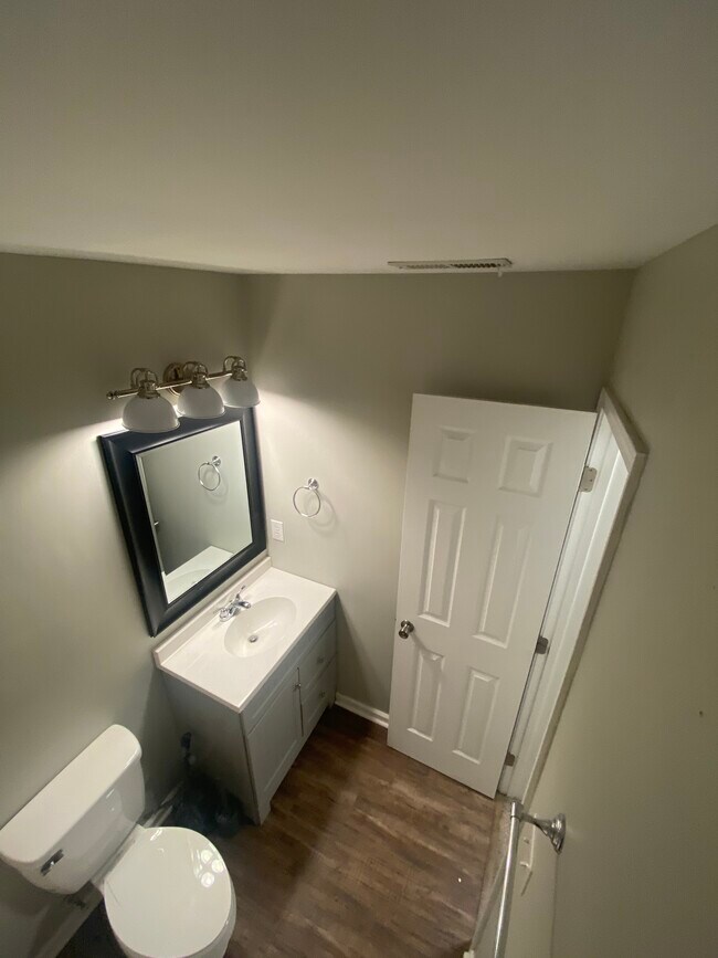 Building Photo - 412 Walnut Woods Dr