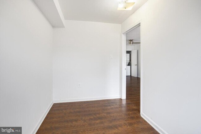 Building Photo - 240 W Girard Ave