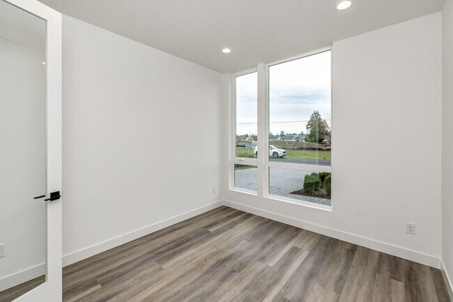 Building Photo - Edgewood Stunner