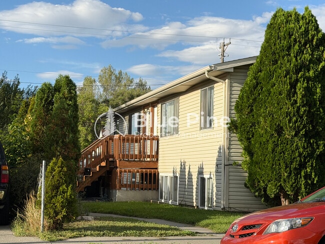 Building Photo - 411 Gladstone St