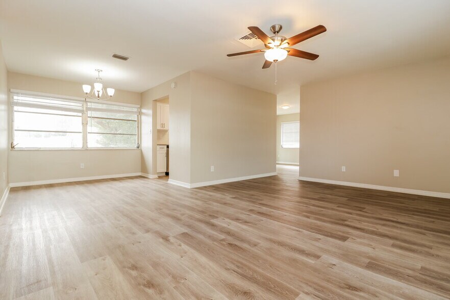 Building Photo - 2319 Surrey Ln