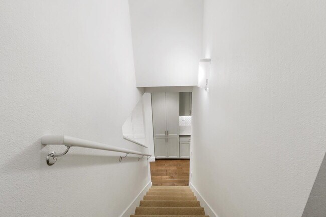 Building Photo - Gorgeous townhouse