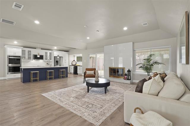 Building Photo - 6350 Glennox Ln