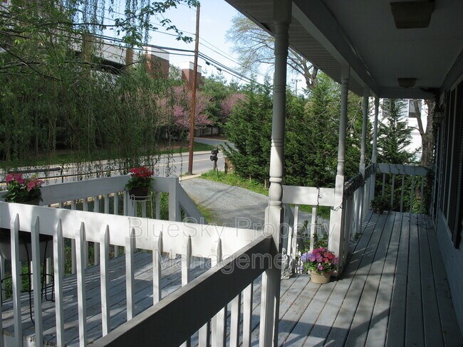 Building Photo - 1820 Stadium Rd