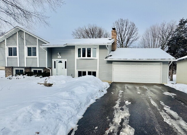 Building Photo - Nice Single family home 4-Bedroom Retreat with 2 Baths in Eagan – Your Perfect Home Awaits