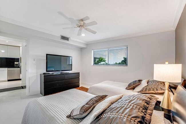 Building Photo - 3605 S Ocean Blvd