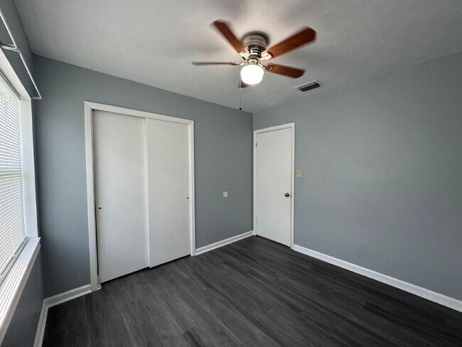 Building Photo - Charming 3-Bedroom 1-Bathroom Duplex Utilities Included!