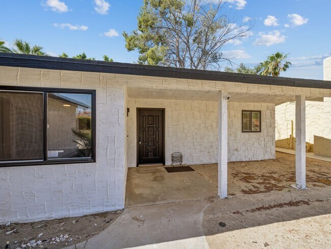 Building Photo - Fully Furnished 3 Bedroom 2 Bath - Single ...