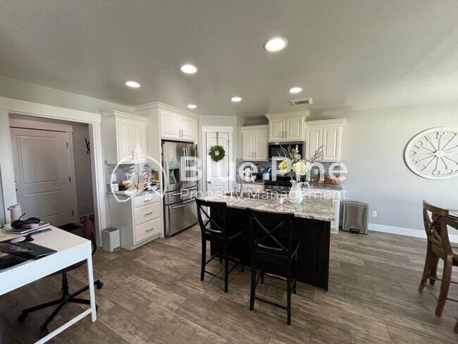 Building Photo - 6028 Fox Run Dr