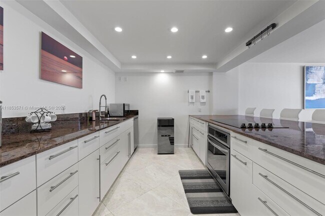 Building Photo - 5701 Collins Ave