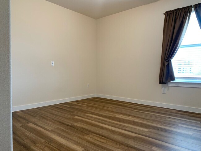 Building Photo - The Perfect Blend of Space & Location – 5 Beds Near Alliance