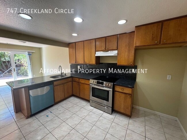 Building Photo - 747 Creekland Cir
