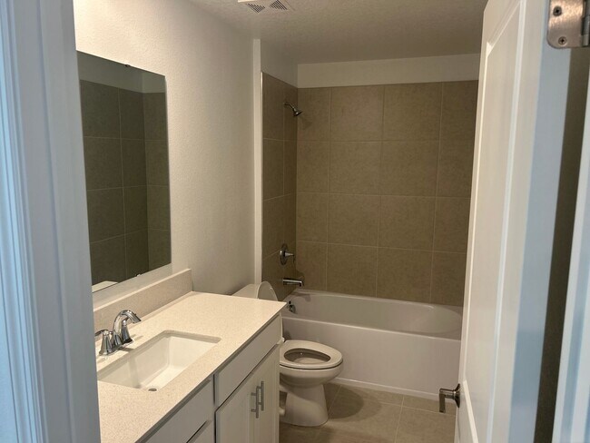 Building Photo - Spacious Corner Unit 3BR/2.5BA Townhome in Kissimmee!