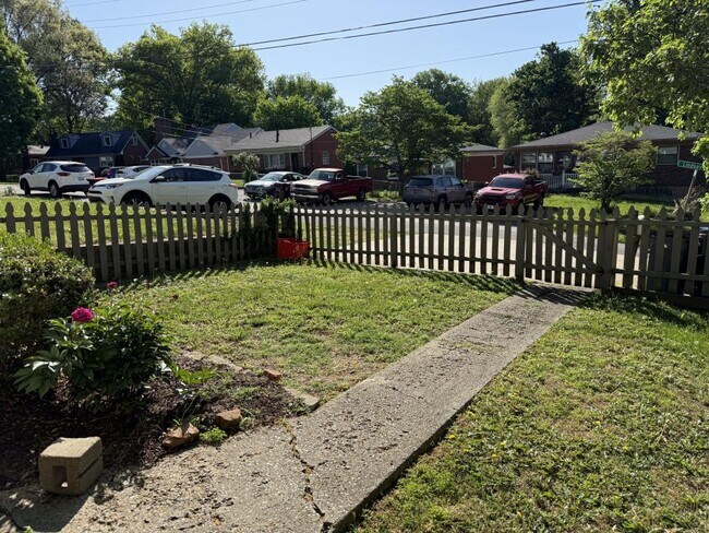 Building Photo - 2901 Lindsay Ave