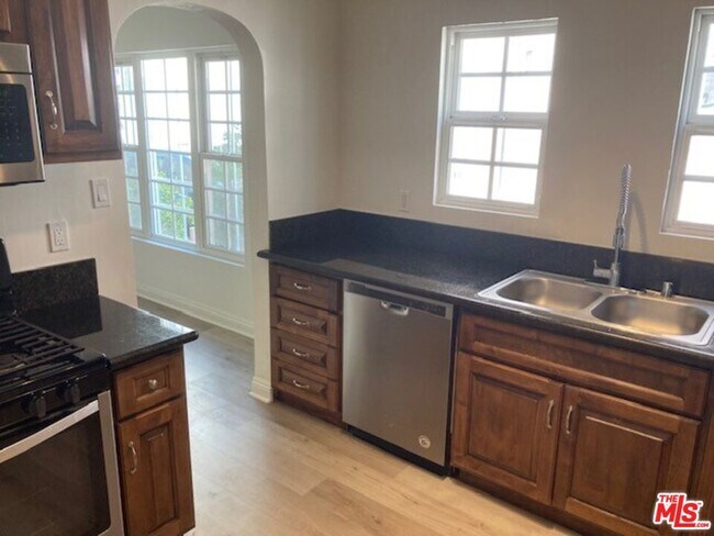 Building Photo - 440 N Orange Grove Ave