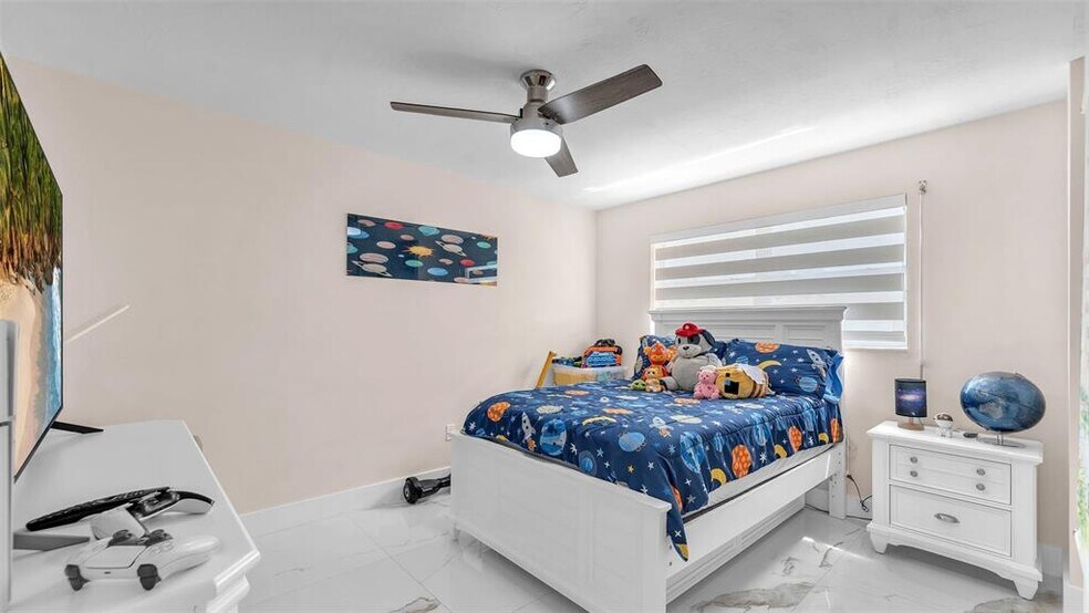 Building Photo - 8425 Southampton Dr