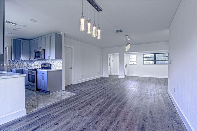 Building Photo - 372 W Dayton Cir