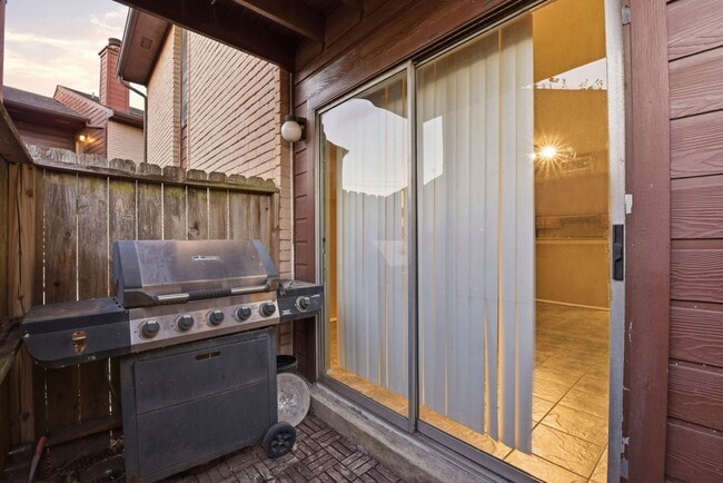 Building Photo - 12905 Woodforest Blvd