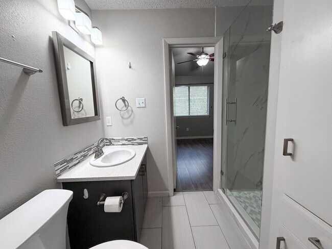 Building Photo - 1009 Markham Ln