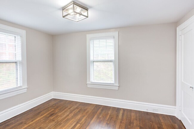 Building Photo - Available Now - Adorable and Spacious!  2 ...