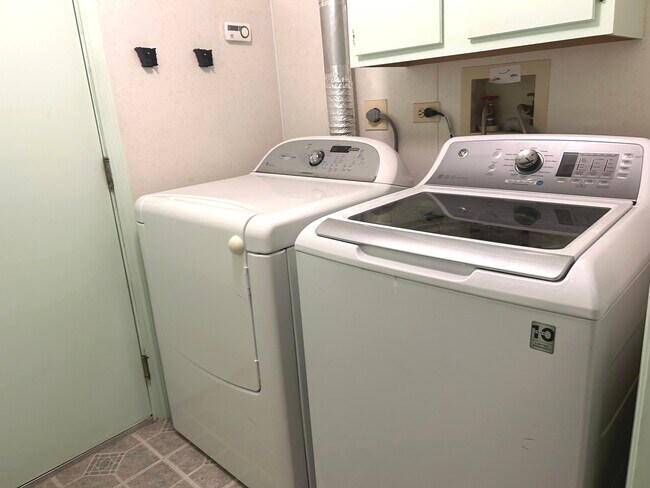 Building Photo - 1227 S Parkside Dr