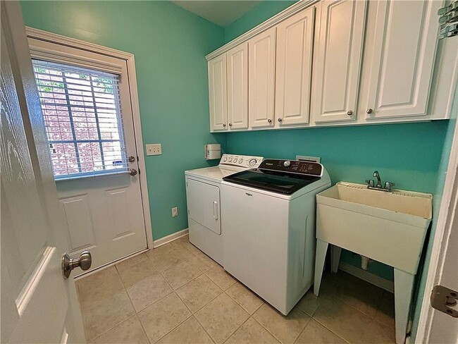 Building Photo - 4692 Wehunt Commons Dr