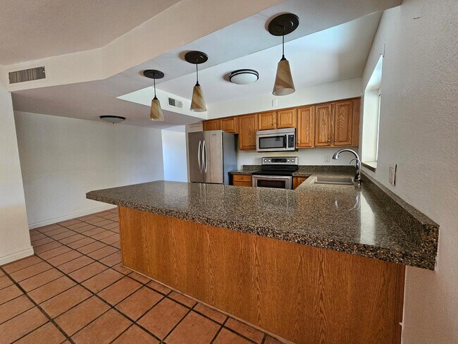 Building Photo - 5129 E Poinsettia Dr