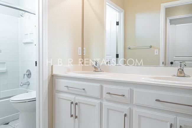 Building Photo - 422 Meyenberg Ave