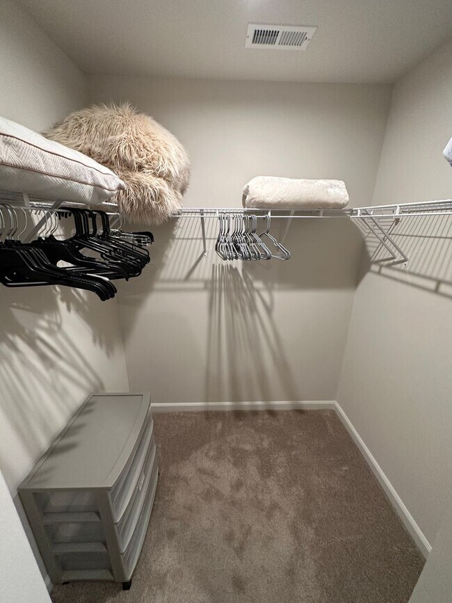 Building Photo - FULLY FURNISHED like-new Townhouse w/ Garage