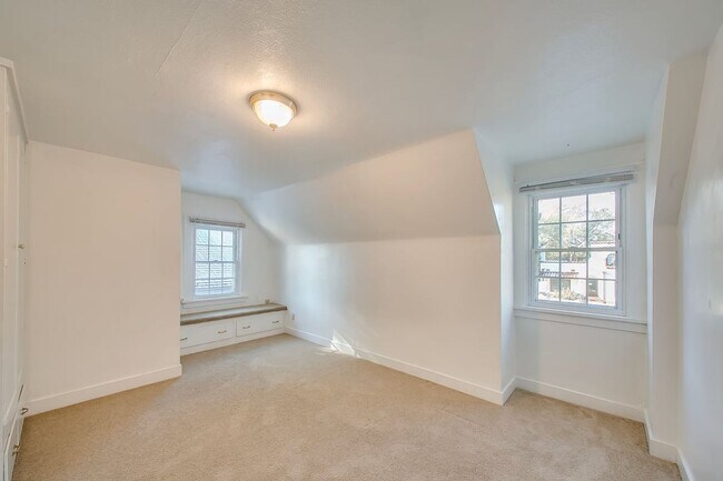 Building Photo - Charming 3-Bedroom Home with Spacious Base...