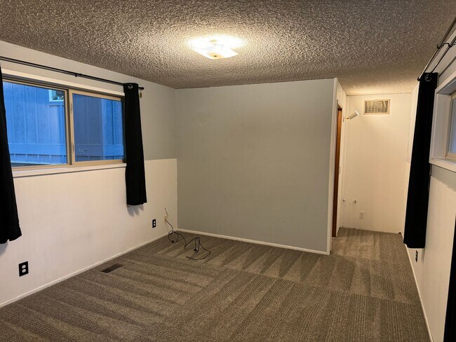 Building Photo - Spacious secluded house in Thurston Hills!