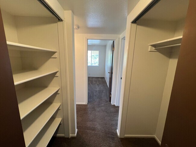 Building Photo - **Move in Special-1/2 off first month**