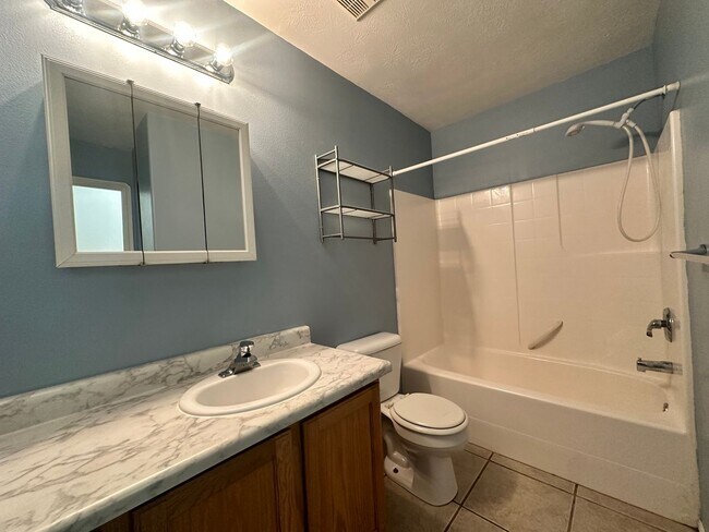 Building Photo - Move-In Bonus!!! 3 bedroom - 2 bath - located in Enoch