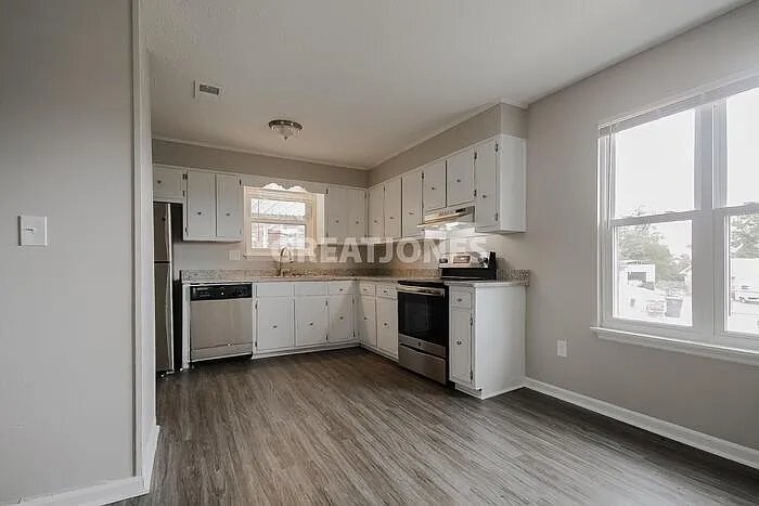 Building Photo - 3401 Blackstone St