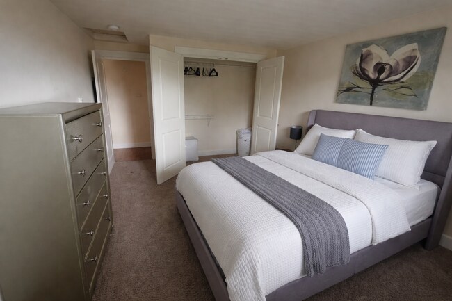 Building Photo - 300 N 130th St