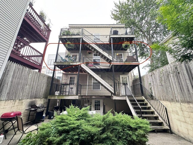 Building Photo - 327 5th St