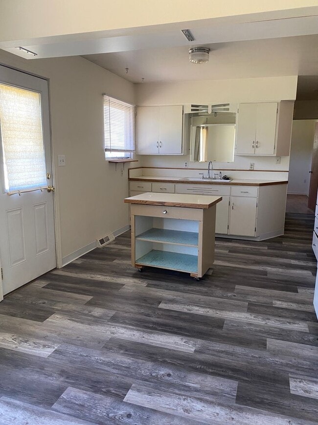 Building Photo - South Missoula 3 bedroom with fenced yard and garage
