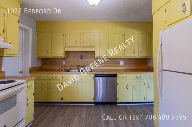 Building Photo - 1032 Bedford Dr