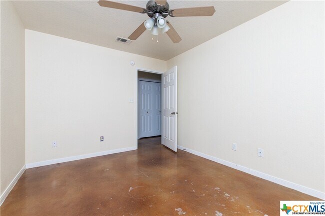 Building Photo - 211 W Arlo Rd