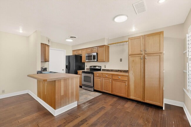 Building Photo - 6500 Martin Ct NE