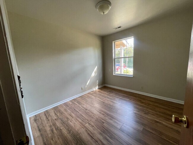 Building Photo - 3 Bed 2 Bath House For Rent in Winfield, MO