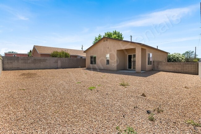Building Photo - CHARMING TWO BEDROOM