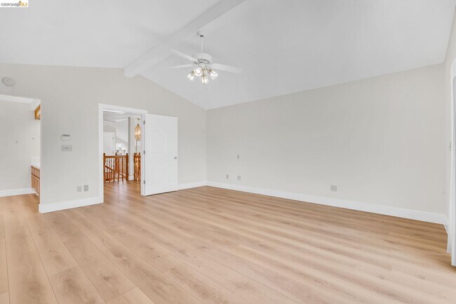 Building Photo - 5650 Edgeview Dr